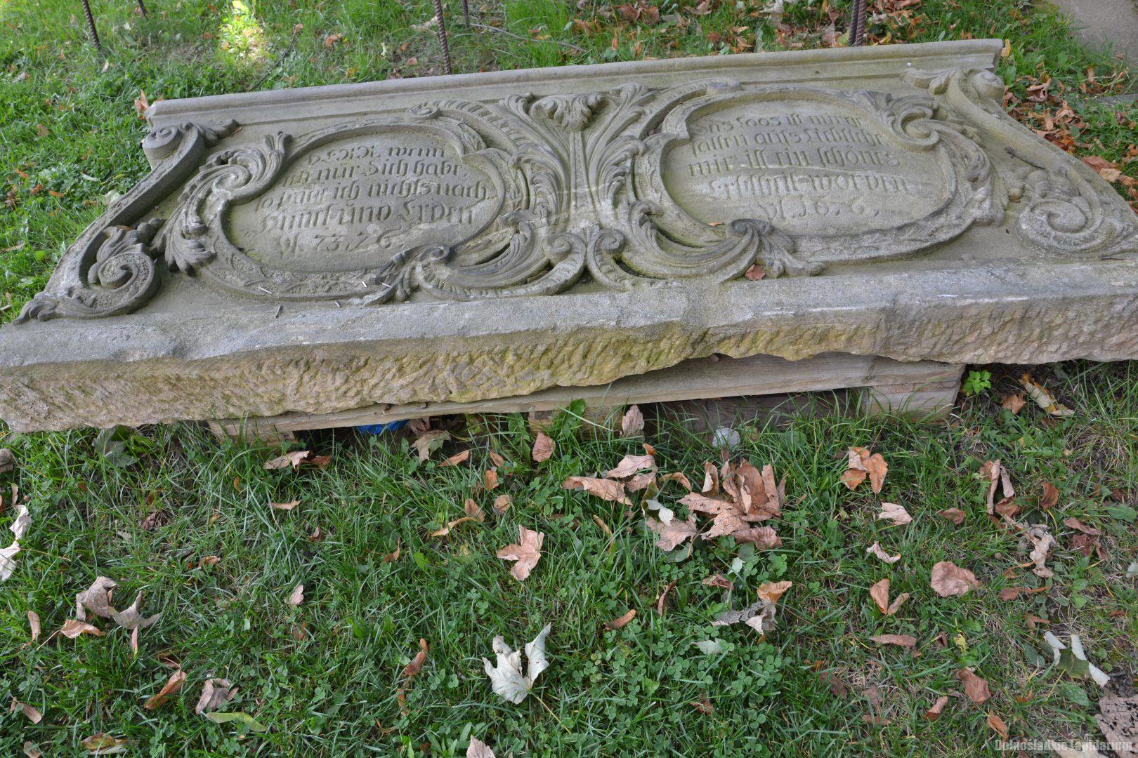 W poszukiwaniu zaginionych rękopisów. O kolekcji hrabiego Hoverdena w zbiorach Archiwum Państwowego we Wrocławiu. Płyty nagrobne w Dziećmorowicach