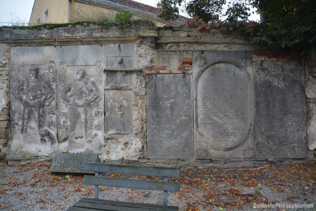 Rogoźnica, płyty nagrobne przy kościele św. Szymona i Judy